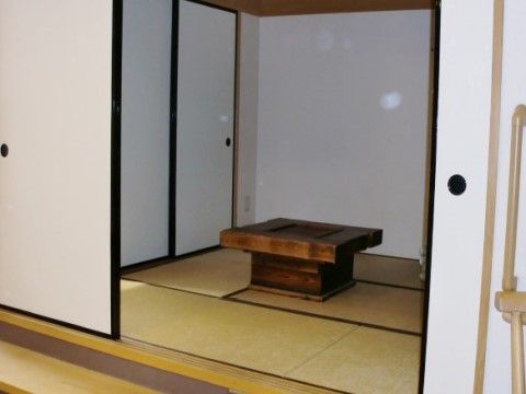 「金山ケアコミュニティそよ風」の和室。お茶を飲みながら、お喋りの場として時間を感じさせない空間になっている。