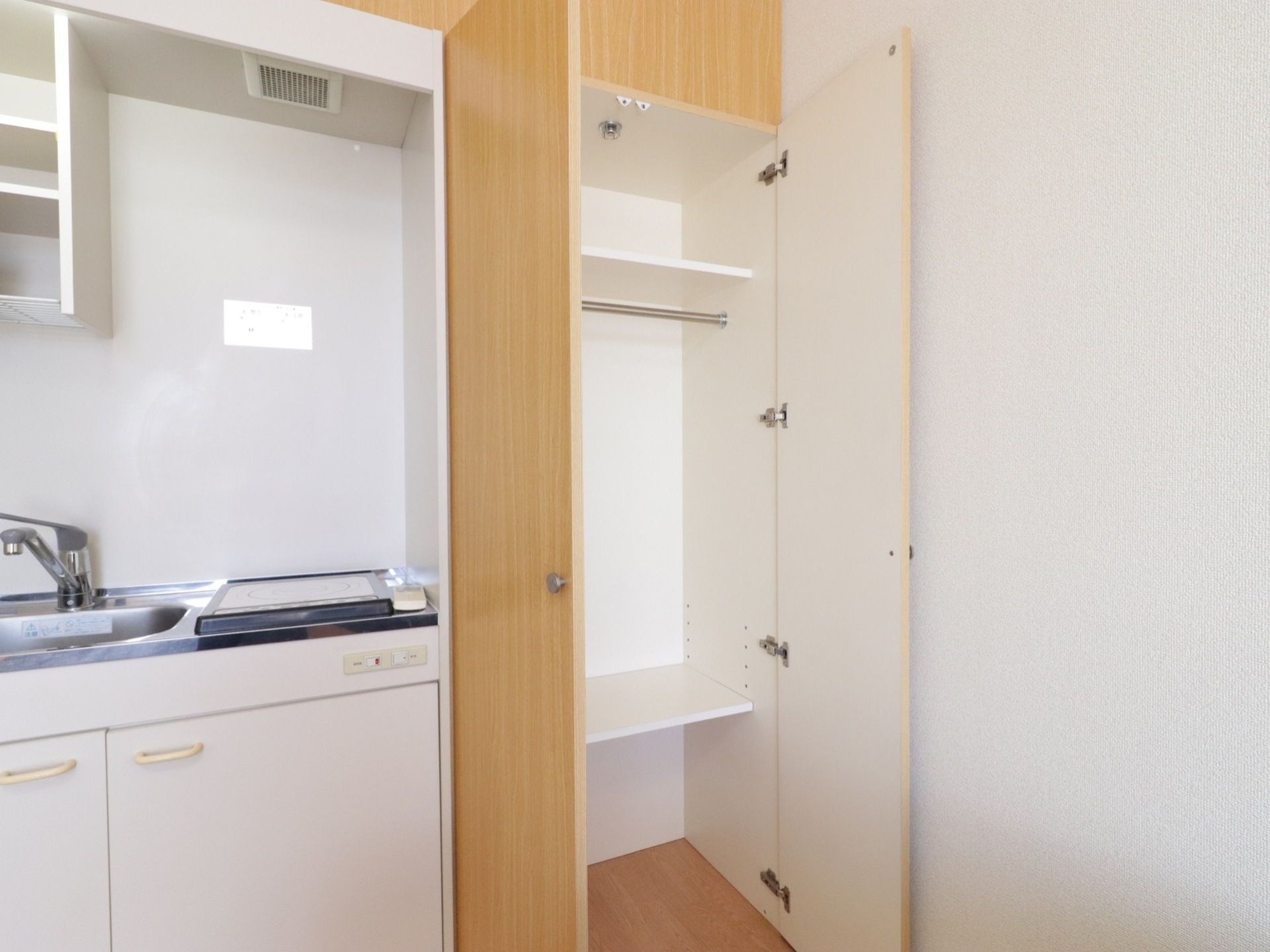 キッチン横の両開きタイプの収納クローゼットである。中には、スプリンクラーを設置している。白を基調とし、清潔感がある。
