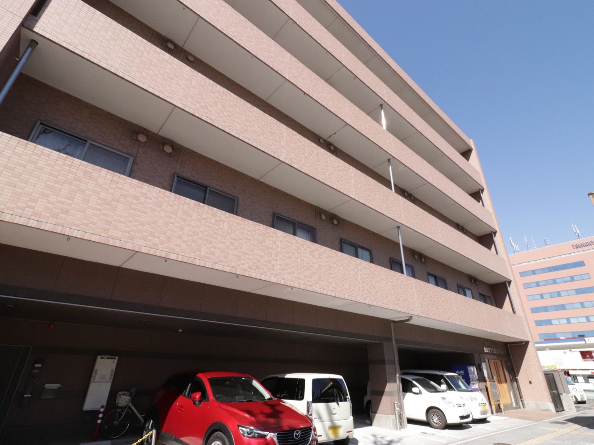 マンションのようなシンプルで落ち着きのある外観である。5階建ての造りになっており、1階部分には駐車場がある。
