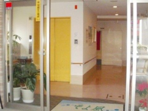 「新道ケアコミュニティそよ風」のエントランス。扉の開閉は自動で行い、足腰の悪い方を考えてエレベーターを設けている。
