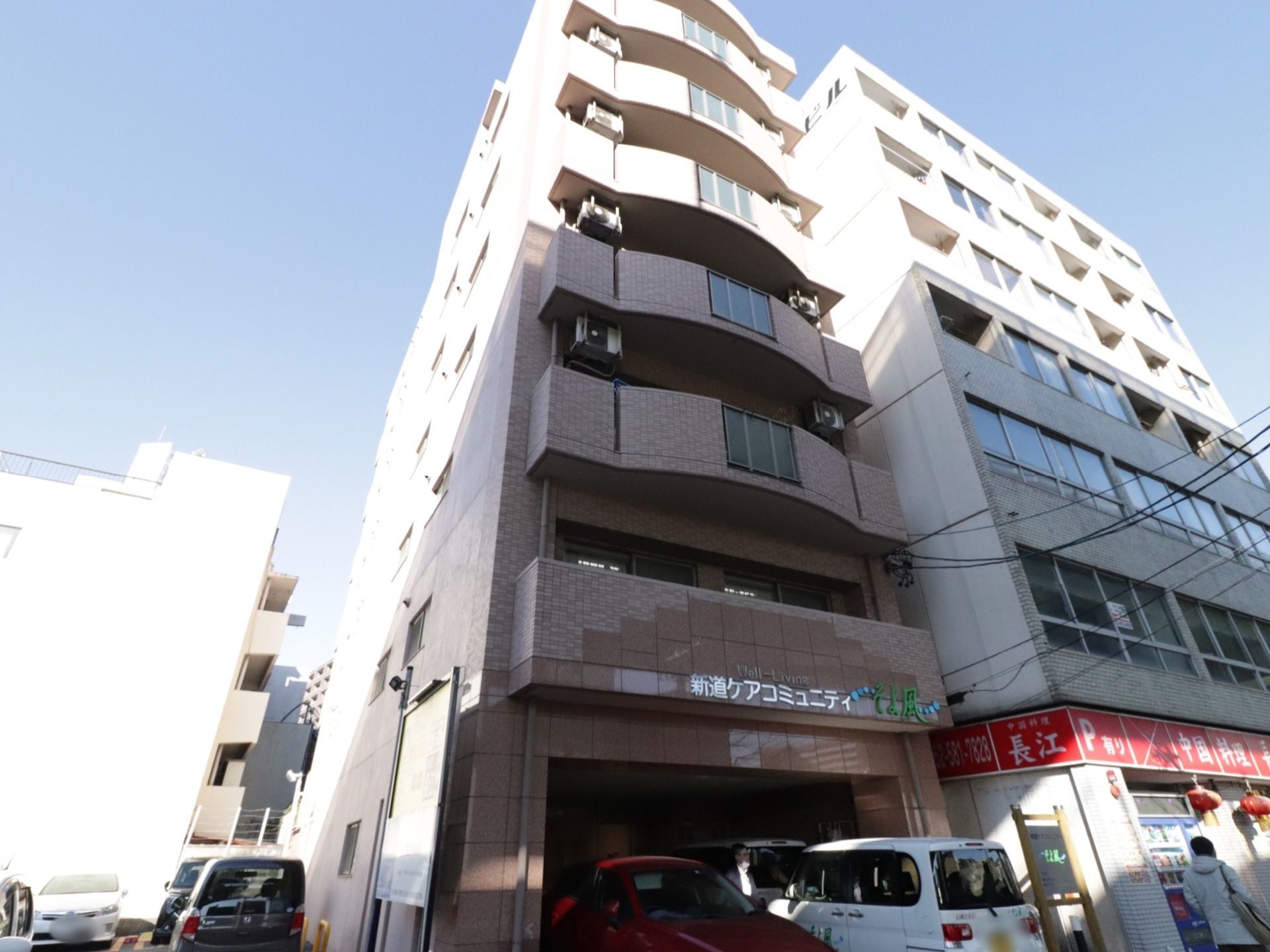 鉄筋コンクリート７階建て。建物はマンションのような外観で街並みに溶け込んでいる。1階は駐車場になっている。