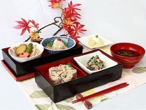 「新道ケアコミュニティそよ風」の食堂。和服御膳をいただける料理になっており、食事のメニューも日替わりで変えている。