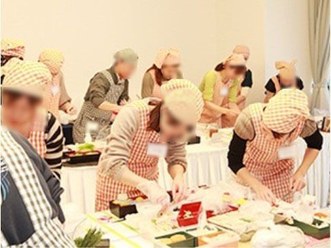 「新道ケアコミュニティそよ風」の料理コンテスト。料理スタッフが、他の方と競い合うイベントを行っている。