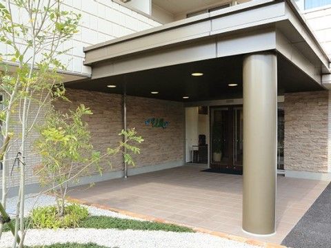 「豊橋ケアコミュニティそよ風」のエントランス。エントランス前は、雨風を凌げる屋根付きである。