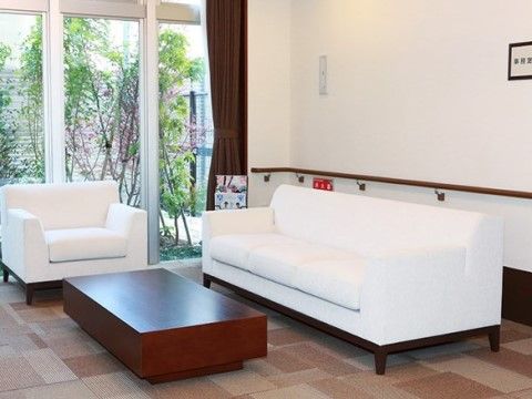 「豊橋ケアコミュニティそよ風」の共有スペース。白色の革を纏っており、座りやすく清潔感がある。
