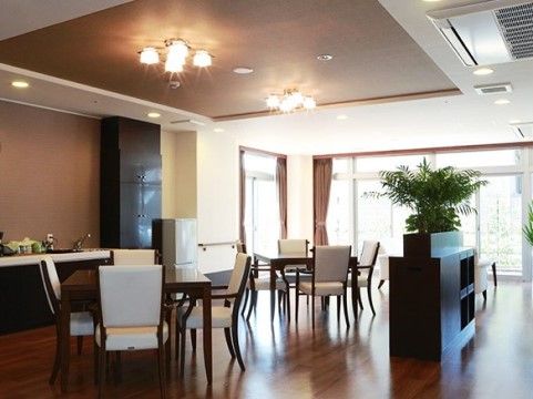 「豊橋ケアコミュニティそよ風」の共有スペース。美味しいお食事を召し上がれるよう、広いテーブルとチェアがあり、団欒を囲める。