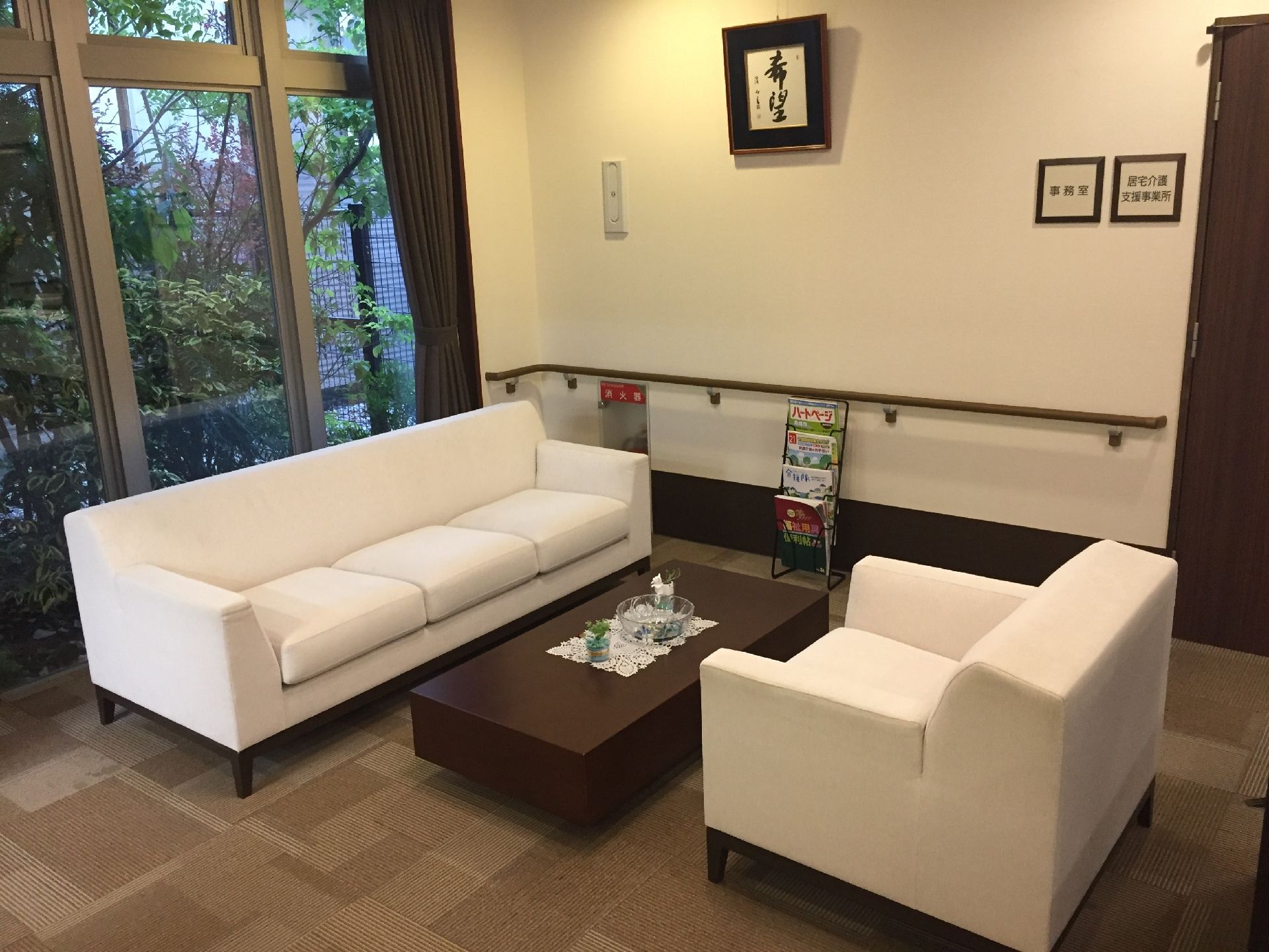 「豊橋ケアコミュニティそよ風」のエントランスホール。窮屈さは感じられず、介助手すりを設置し、歩きやすいホールにしている。