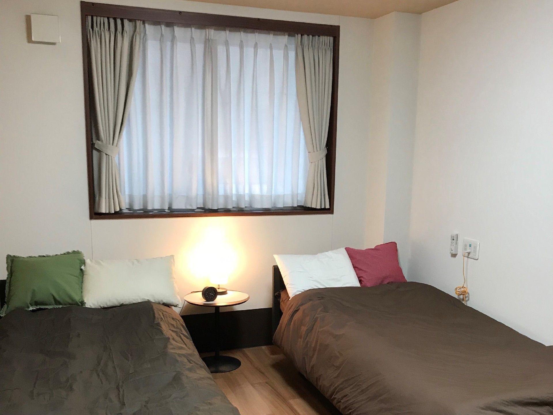 落ち着いた雰囲気の２人部屋で、ゆったりと就寝することができる。ベッドの近くにナースコールを設置している。