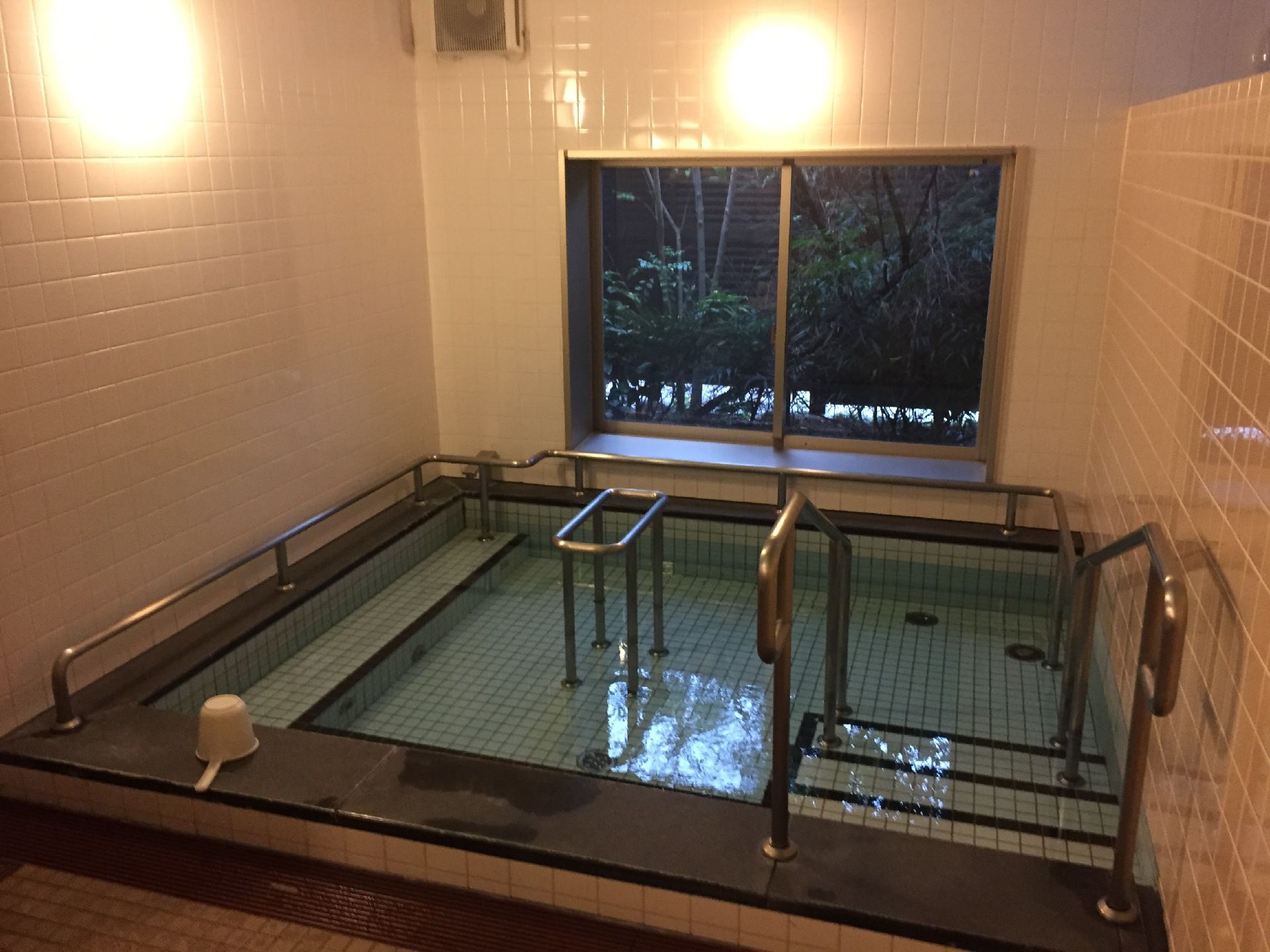 広々とした大浴場をご用意。腰掛けできるスペースがあるので、会話を楽しみながら長時間入浴していただける。