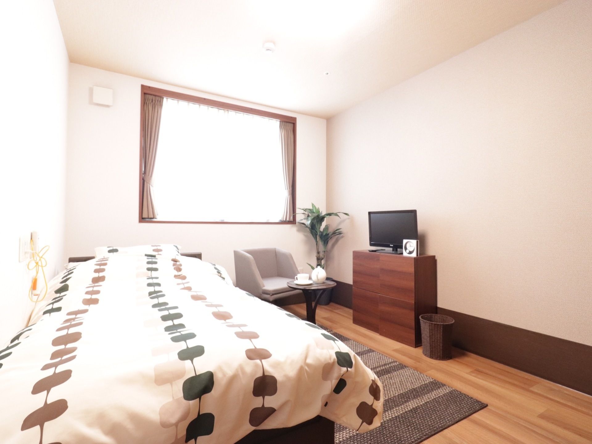 入居者様それぞれに割り当てられる居室。ベッド脇からは透析用の黄色いチューブが出ていて、重い病気を持つ人にも対応する。