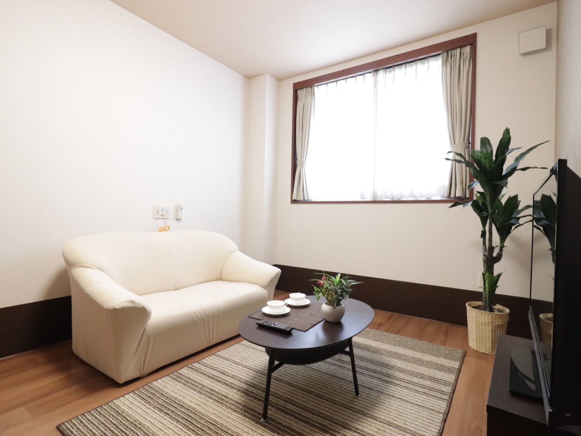 本来は一人用居室のため透析用のチューブがあるが、二人部屋用のリビングとして大柄のテレビとソファを設置している。