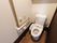 各居室にはトイレが設置されている。居室のレイアウトによってはトイレの室内も左右反転しているものがある。