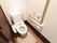 居室内のトイレは、スライドドアで段差なく出入りできる。壁には手すりが付いており、入居者様が楽に使用できる。
