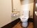 トイレは温水洗浄機能付きの洋式トイレである。壁に手すりが付いている。スタッフを呼ぶ非常ボタンも完備されている。