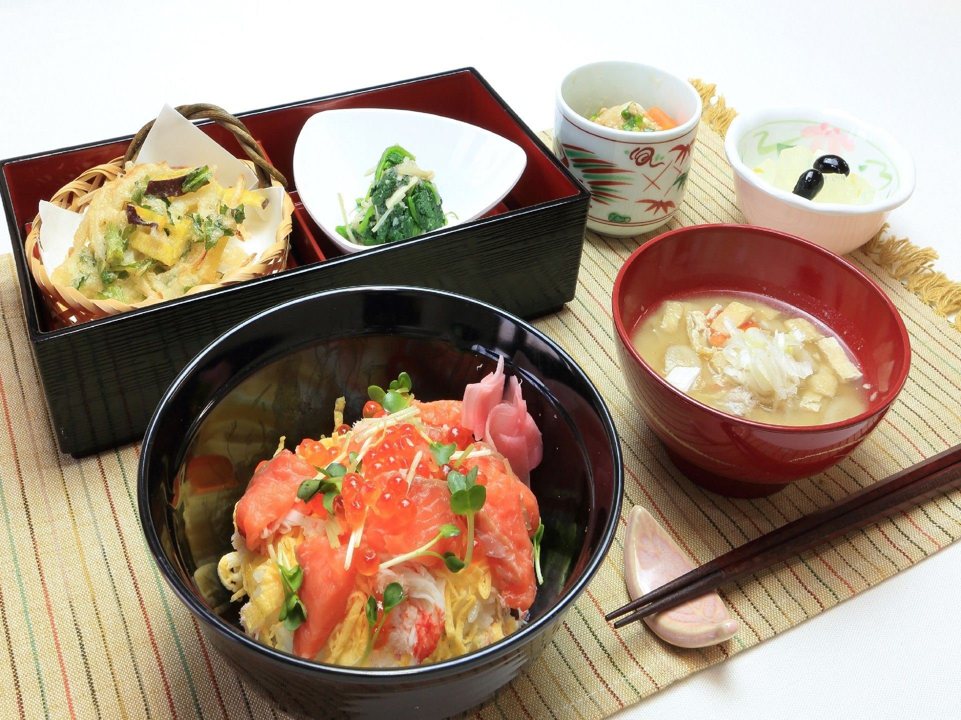 「豊橋ケアコミュニティそよ風」のお食事。季節ごとに合わせた品や、祝い事のイベントだけに出る特別色も用意している。