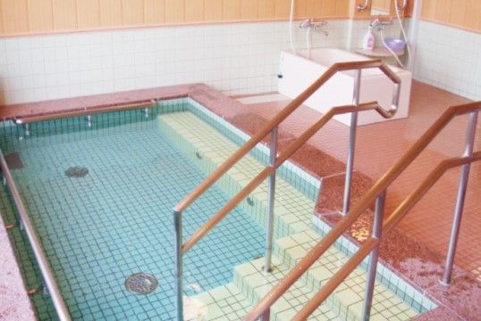 「守山ケアコミュニティそよ風」の浴室。ゆったりと湯に浸かれる広い浴室を用意している。