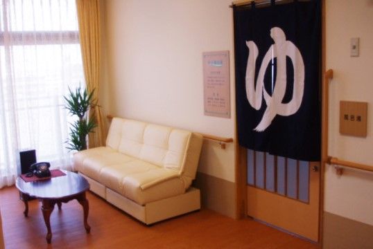 「守山ケアコミュニティそよ風」の浴室出入り口。入浴後の、コーヒ牛乳が美味しいく、冷たく身に染みる。
