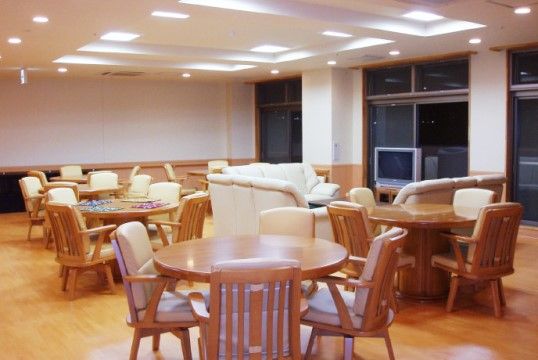 「守山ケアコミュニティそよ風」の共有スペース。ソファー前にはテレビを設置しており、入居者様と一緒に観賞を可能にしている。