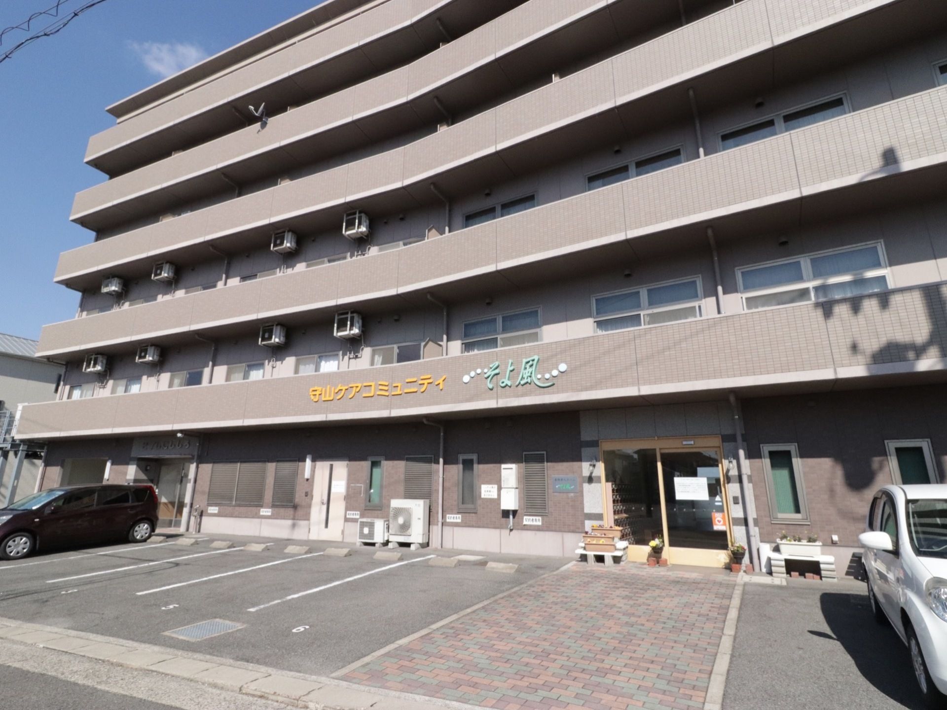 綺麗な建物であり、道路から各居室の中が見えないように配慮されている。玄関の前には花が活けてある。玄関は自動ドアで出入りしやすい。