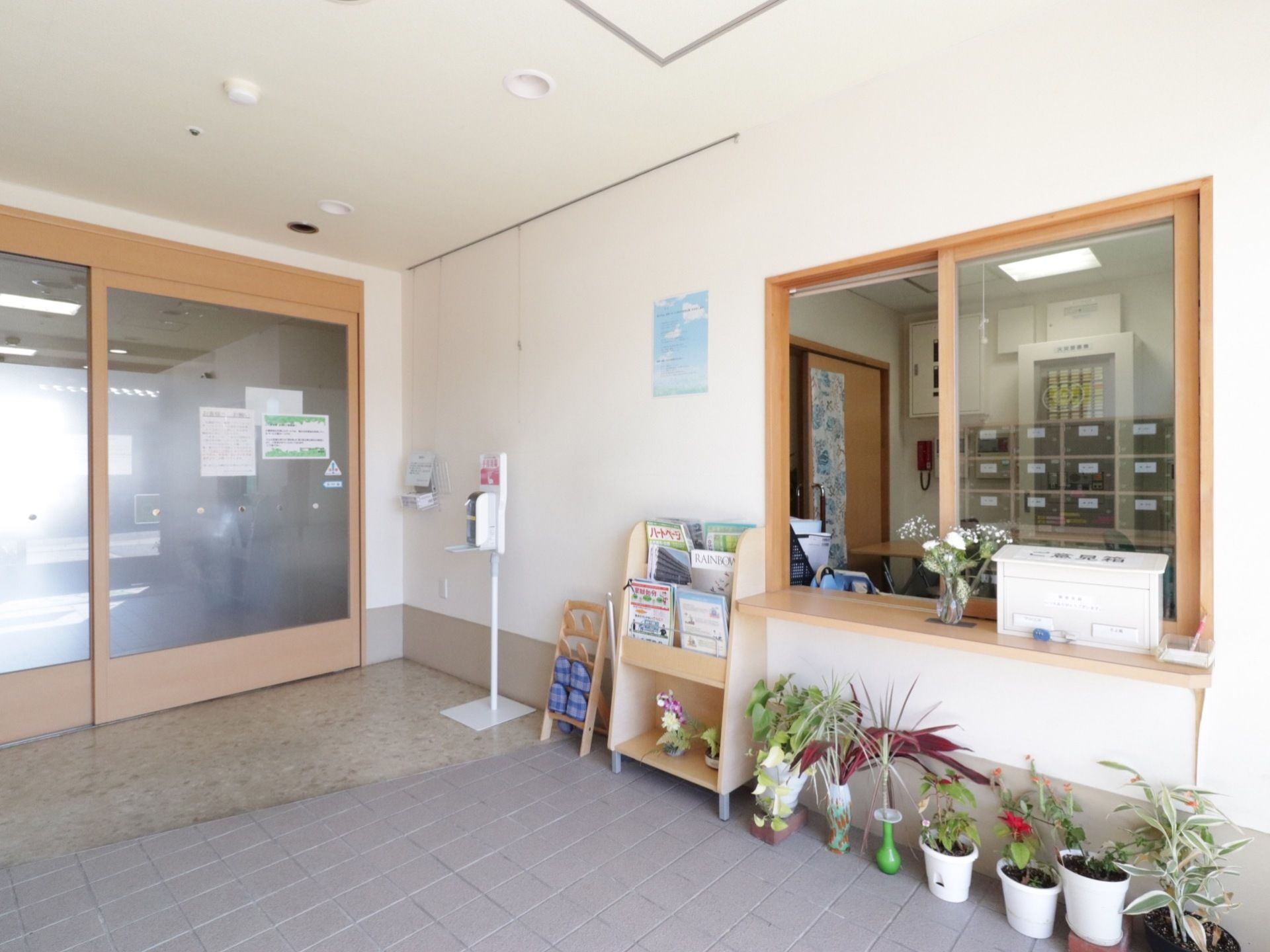 玄関の前にスタッフステーションがある。玄関は大きい自動ドアで車椅子に乗っていても楽に通ることができる。