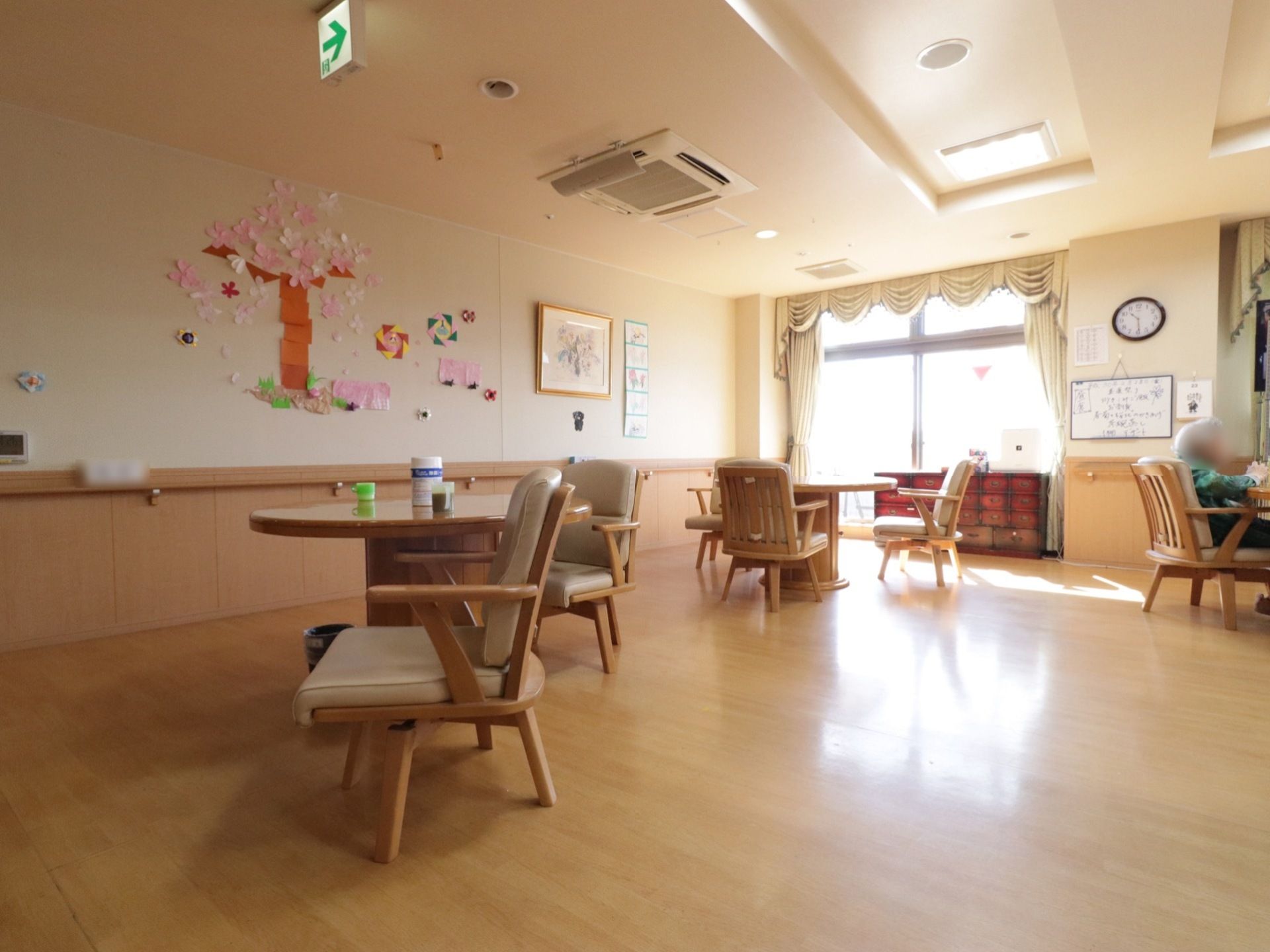 壁には花や木を模った飾りや絵画がつけてある。ホワイトボードも設置してあり、スタッフにより記入されている。