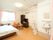 白壁に木目の床の広々とした部屋である。トイレはドアが無くフラットに開放されている。大きなチェストがありエアコンも完備されている。