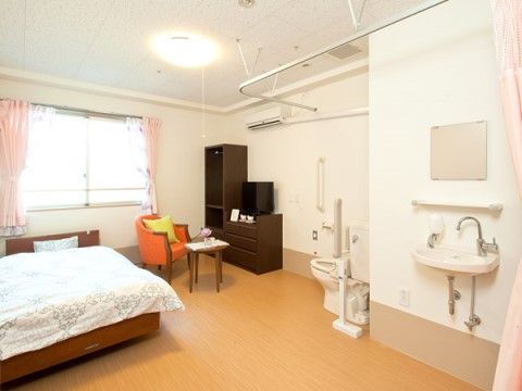 リビング、トイレ、手洗い場は扉によって仕切られていないため、入居者様の移動距離が少なくて済む。大きい窓があり、臭いもこもりにくい。