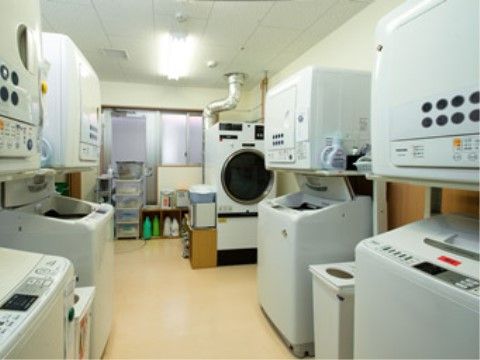 洗濯室には複数台の洗濯機や乾燥機が設置してあり、入居者様は自由に使うことができる。他の入居者様と洗濯物が混ざることもなく、使いやすい。