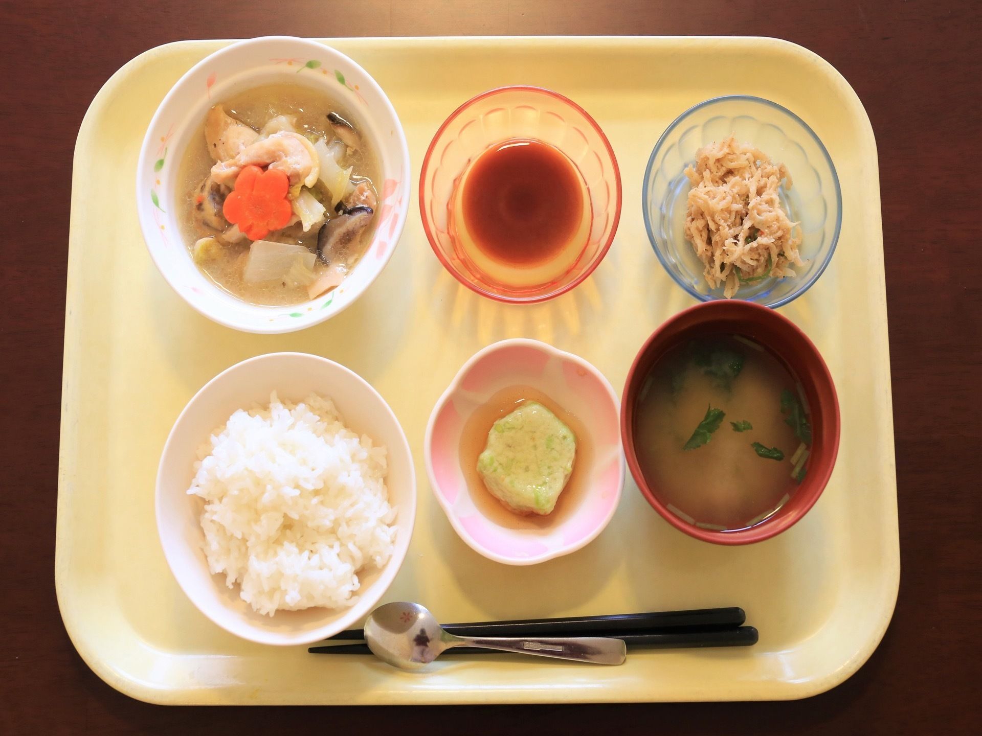 この日のメニューは主食と汁物、主菜が１品、副菜が２品、さらにデザートがついた充実のメニューとなっている。