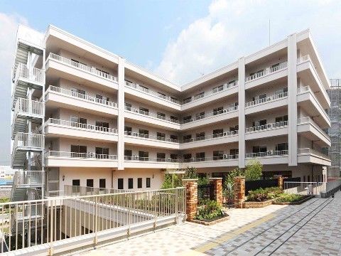マンションのようなきれいな5階建ての施設である。建物周辺は舗装されており、歩きやすくなっている。外階段もある。