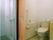 手すり付き清潔なトイレ空間