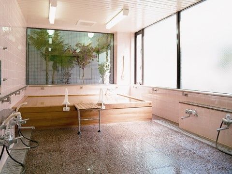 サンビレッジ三鷹の静養室。日々の生活をより安心してお過ごしいただけるよう、医療機関と連携を強めた施設運営をしております。
