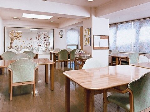 サンビレッジ三鷹のエントランス。明るく清潔感の溢れるエントランスでは、初めて来訪される方々でも入りやすい雰囲気です。