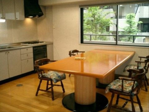 サンビレッジ国立の居室。車いすでの生活も安心しておこなっていただける専用のテーブルセットをご用意したリビング。