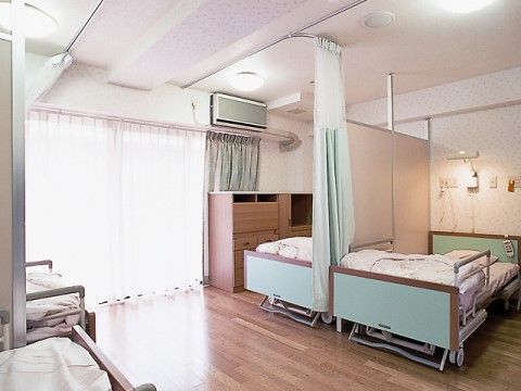 サンビレッジ国立の居室。4人での共同居室は日々明るく、楽しげな雰囲気です。毎日をより有意義にお過ごしいただけます。