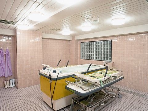 サンビレッジ国立の機械浴室。充実した浴室環境を整えておりますので、ご負担の少ないご入浴が出来ます。