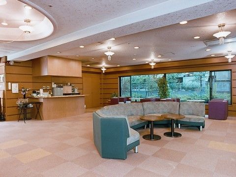 サンビレッジ国立の受付。快適に館内をご利用いただけるよう、ご入居者様だけでなくご来訪者様へもご案内を行っております。