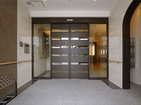 かさね凛生館のエントランス。セキュリティーシステムを完全オート制御としておりますので、日々を安心してお過ごしいただけます。
