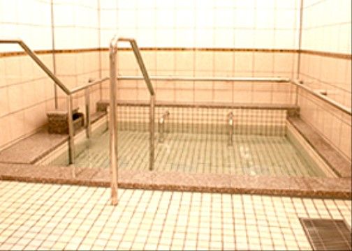 かさね凛生館の大浴場。転倒防止の手すりや専用の床材を使用した安心環境の大浴場です。