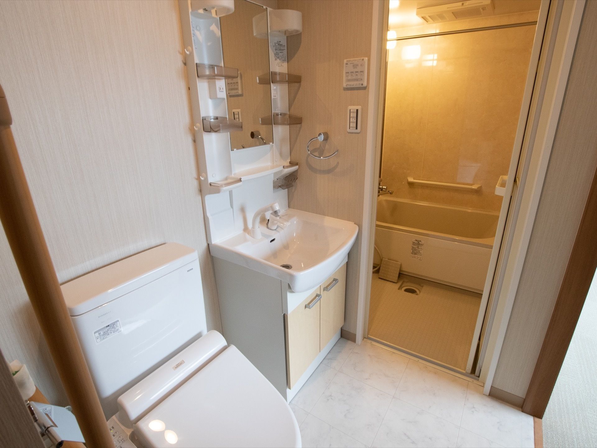 通路から浴室までにかけて、段差がないバリアフリー設計となっている。洗面台とトイレと浴室といった水回りの設備が同じ場所に集められている。