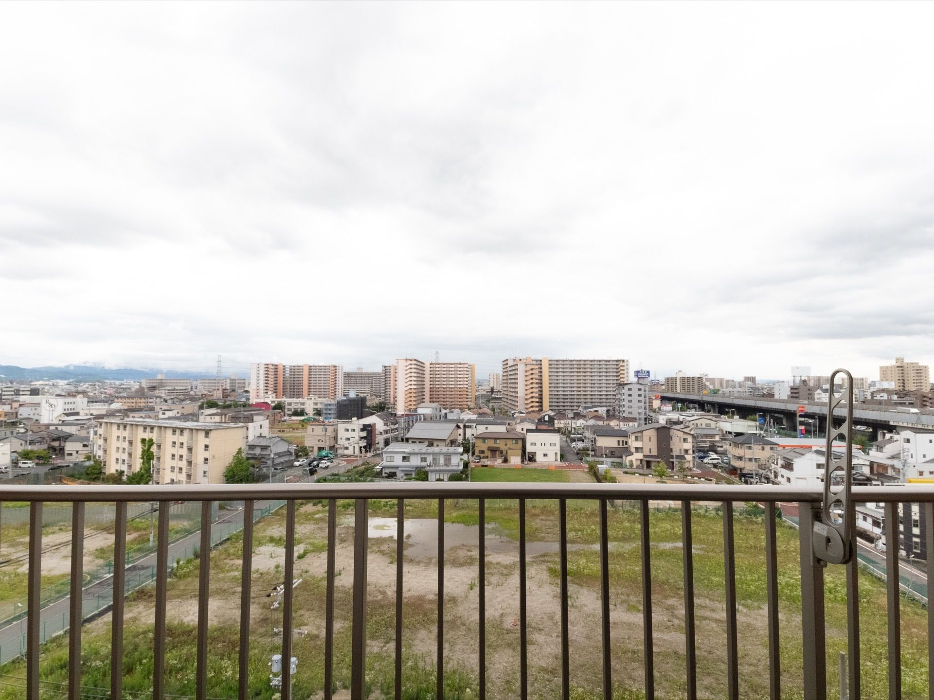 施設の裏は空き地となっていて、まわりにも高い建物はない。周囲がよく見渡せる。手すりが設置されている。