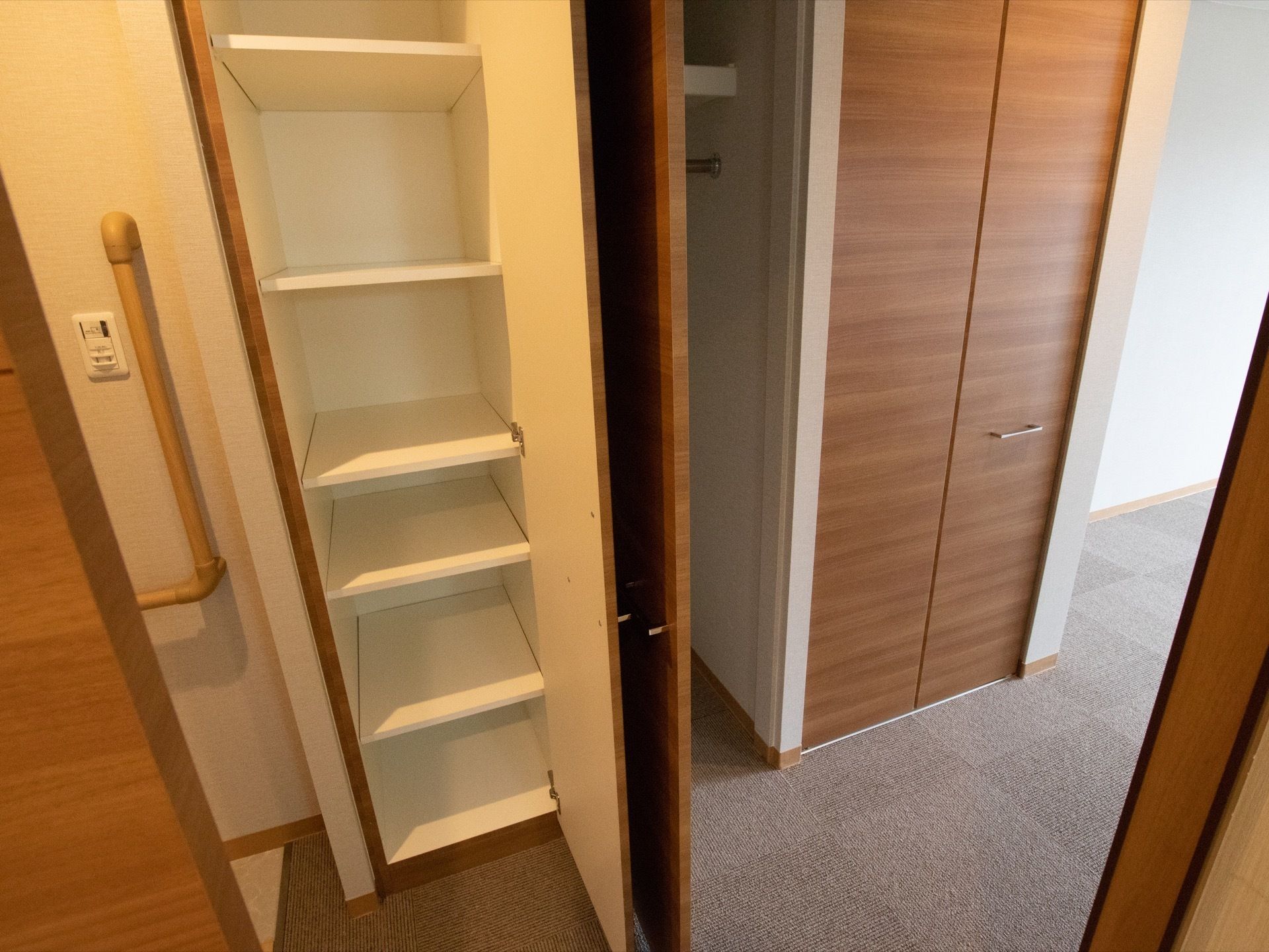 出入口の前には縦長の靴箱が設置されており、入居者様の利用用途に応じて棚板の位置を自由に変更することができる。
