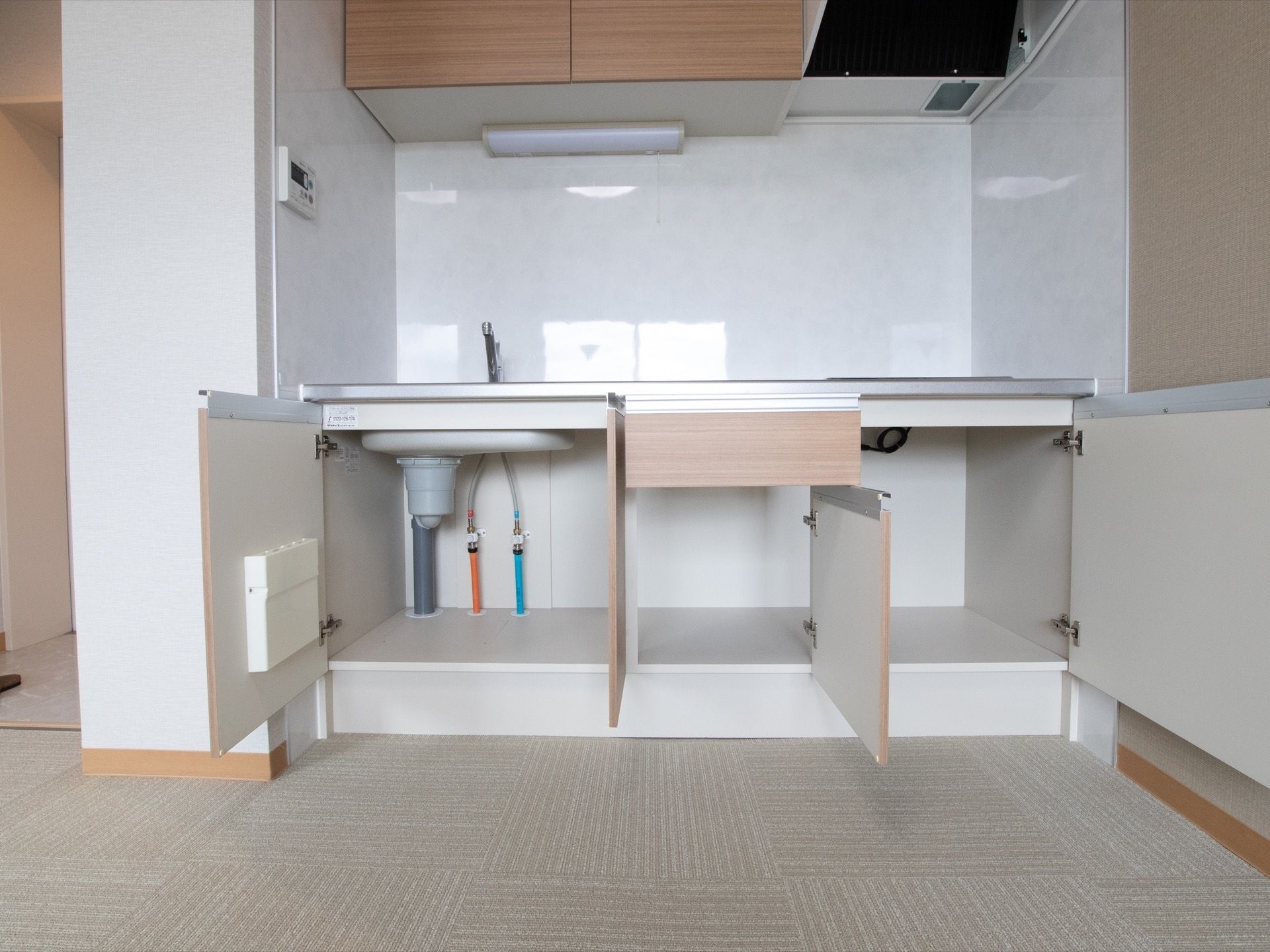 キッチンの下部は収納スペースが設けられており、フライパンや鍋などの大型の調理器具を収納することができる。