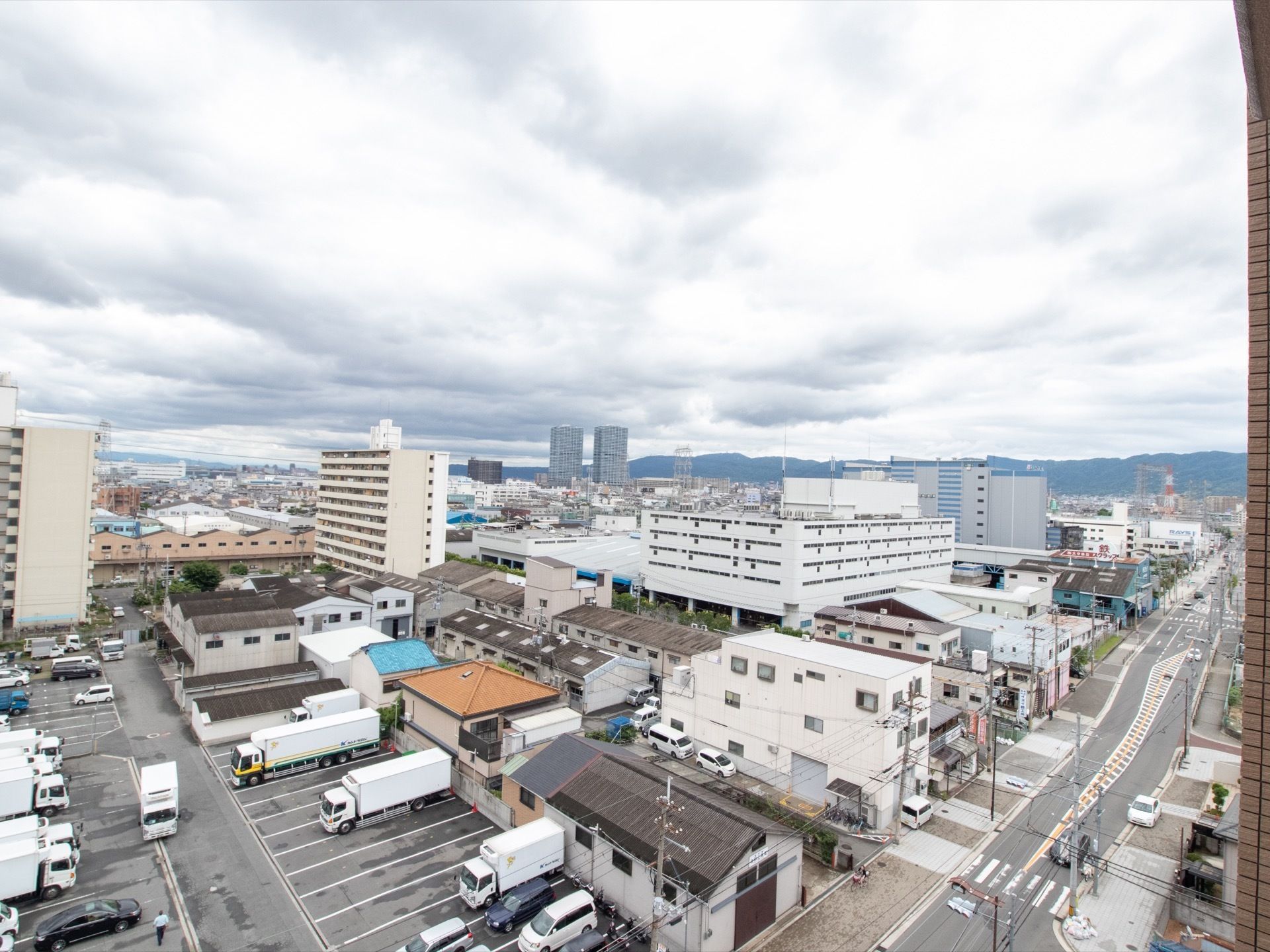 居室の窓からは市街地を遠方まで眺めることができる。夜には煌びやかな美しい夜景をいつでも眺めることができる。