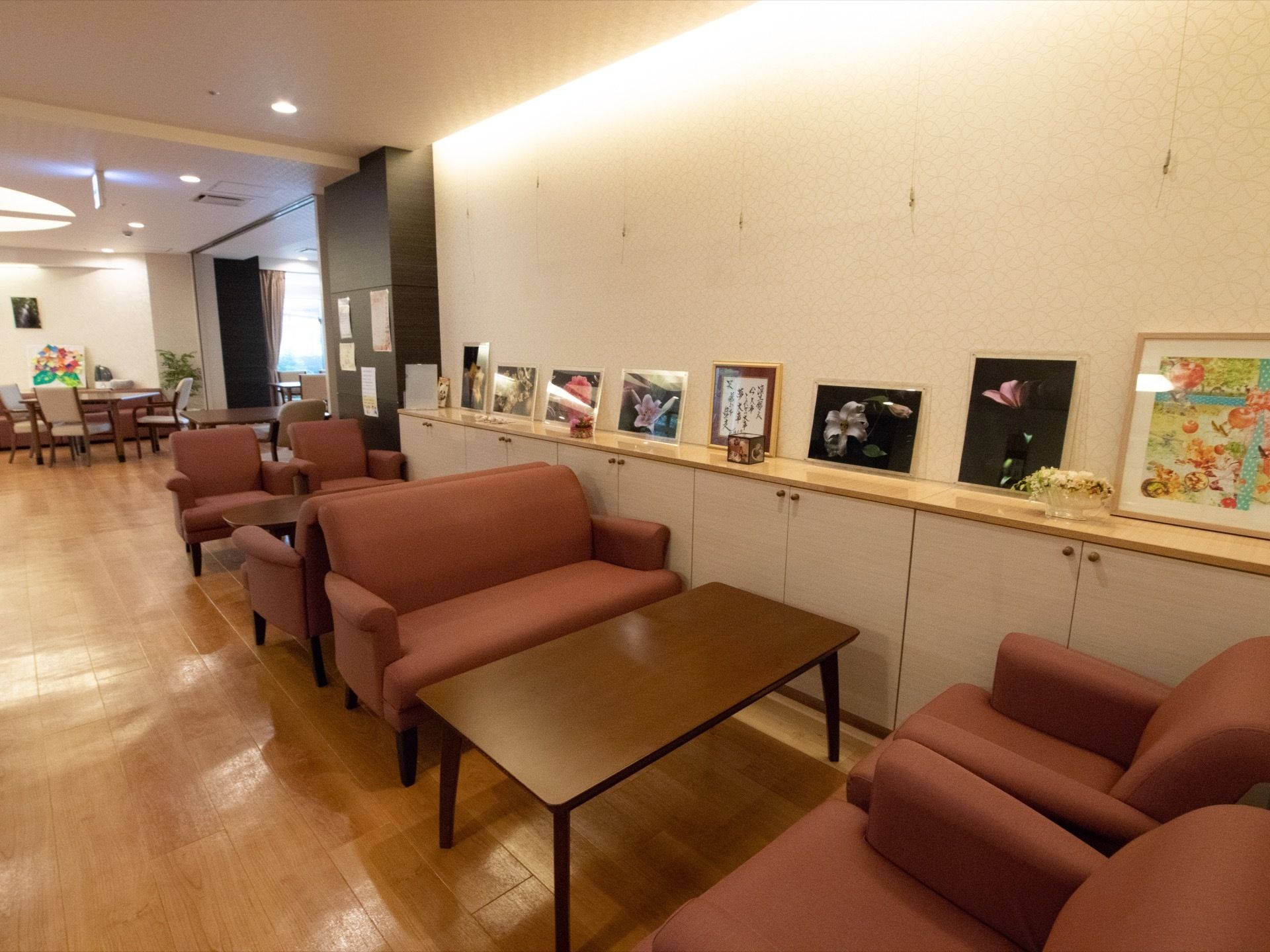 明るい休憩スペースにはソファーと椅子が設置されており、入居者様は趣味を行ったり休憩したりすることができる。