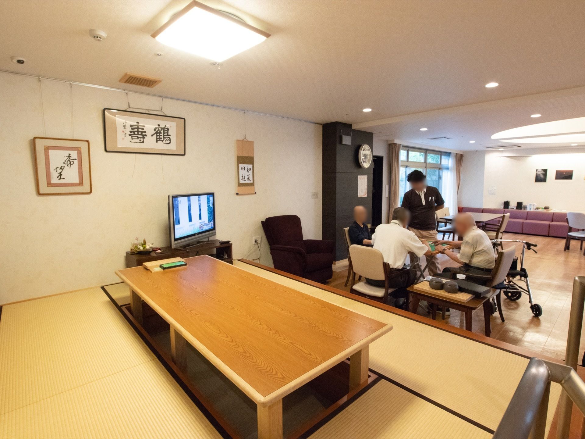 共有スペースには畳が敷かれた一角が設けられており、入居者様はテレビを視聴しながら自由にくつろぐことができる。