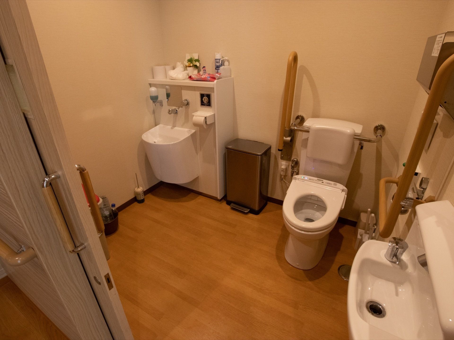 トイレの便器にはクッション性のある背もたれが設置されており、入居者様は安心して深く腰を掛けることができる。