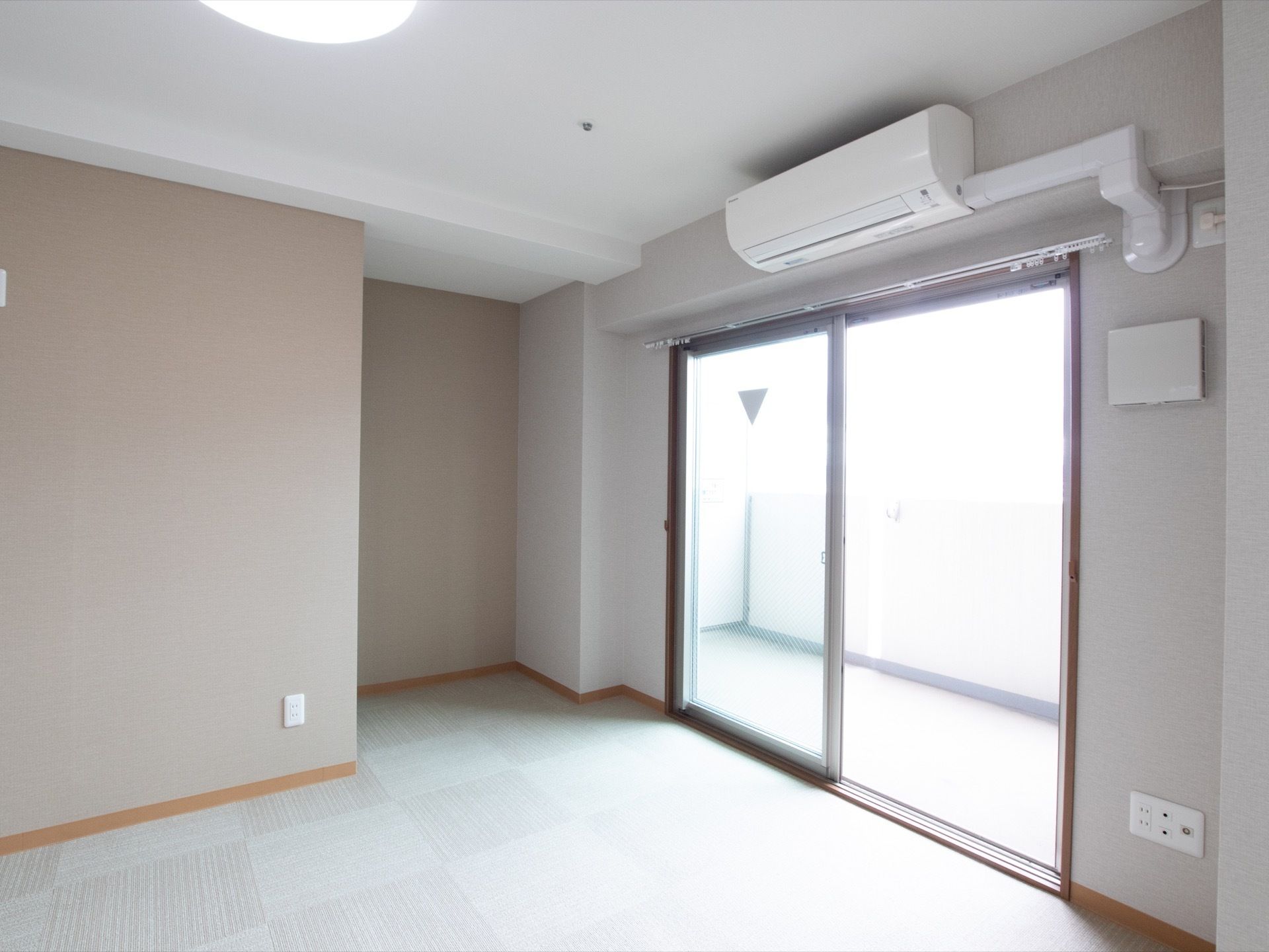 居室の天井には小型のスプリクラーが設置されており、万が一の火災の際には自動で散水し消火することができる。