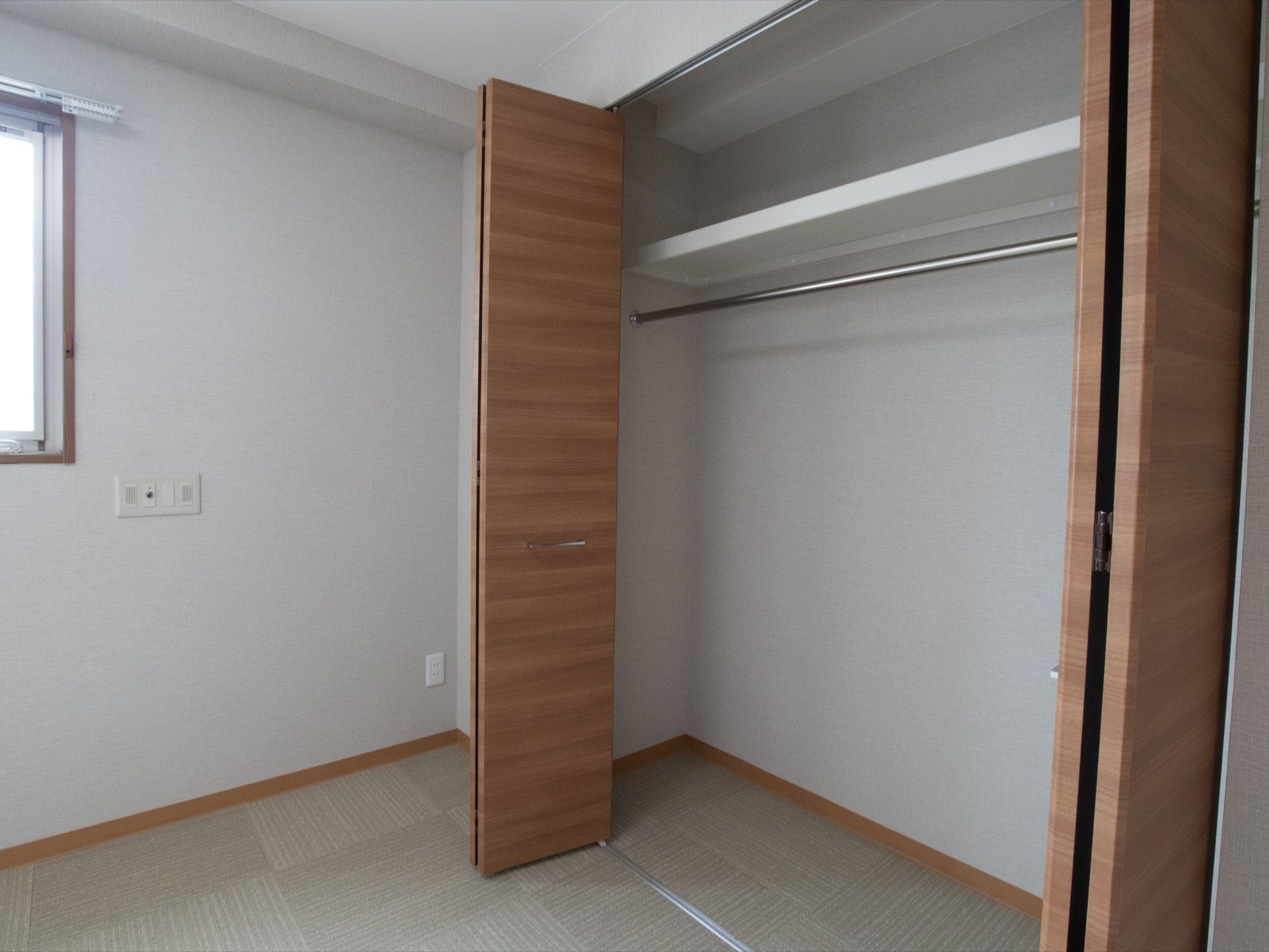 収納庫にはハンガーパイプが設置されているため、洋服などを掛けることができる。下側には荷物も置くことができる。