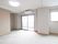 フローリングの広い部屋となっている。天井近くにはエアコンがついており、コンセントも数か所にある。ベランダに出る窓がある。